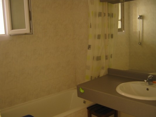 salle de bain avec fenêtre