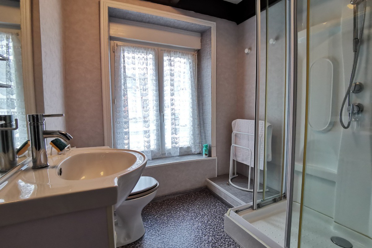 Etage 1: salle d'eau avec WC