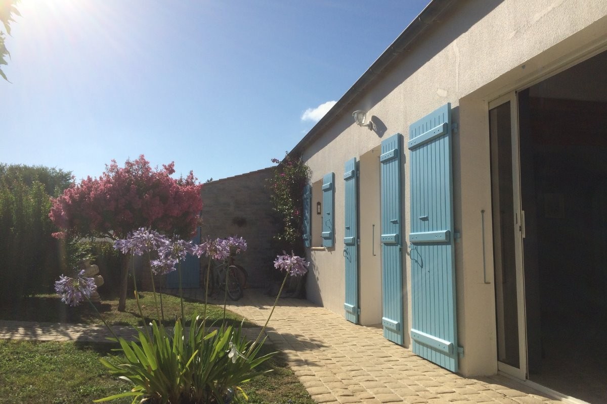 Vue de la terrasse couverte de la villa avec jardin, près des plages, à St Georges d'Oléron, sur l'ile d'Oléron en Charente maritime