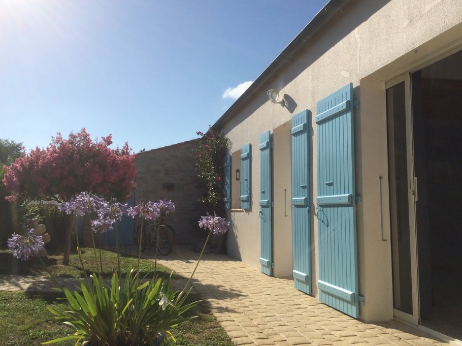 Vue de la terrasse couverte de la villa avec jardin, près des plages, à St Georges d'Oléron, sur l'ile d'Oléron en Charente maritime