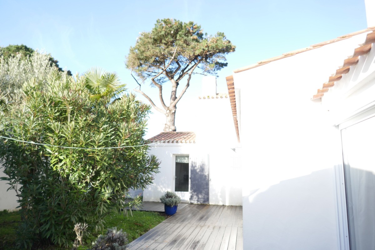 Terrasse à l'arrière de la maison