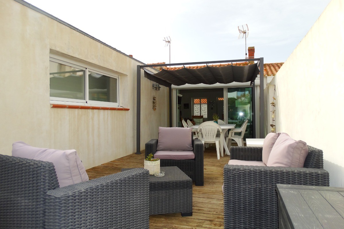 Extérieur avec salon de jardin et terrasse sur cour