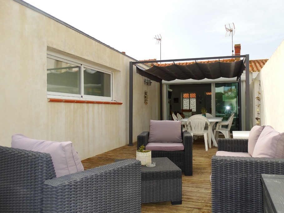 Extérieur avec salon de jardin et terrasse sur cour