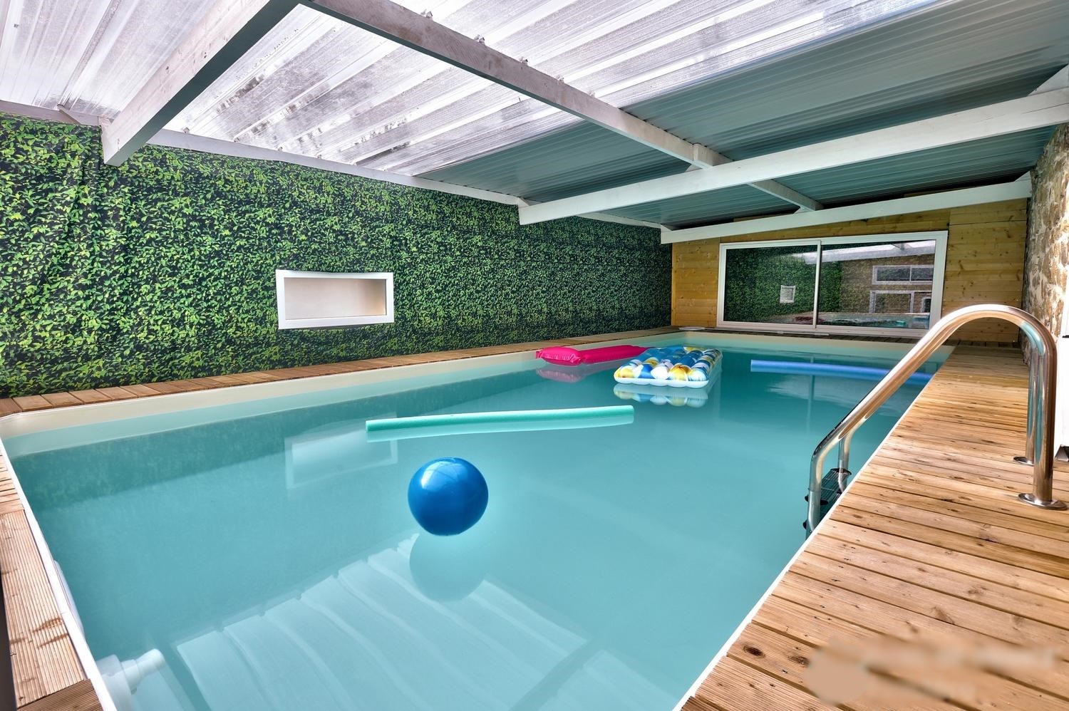 Piscine intérieure chauffée ouverte de Mai à Sept
