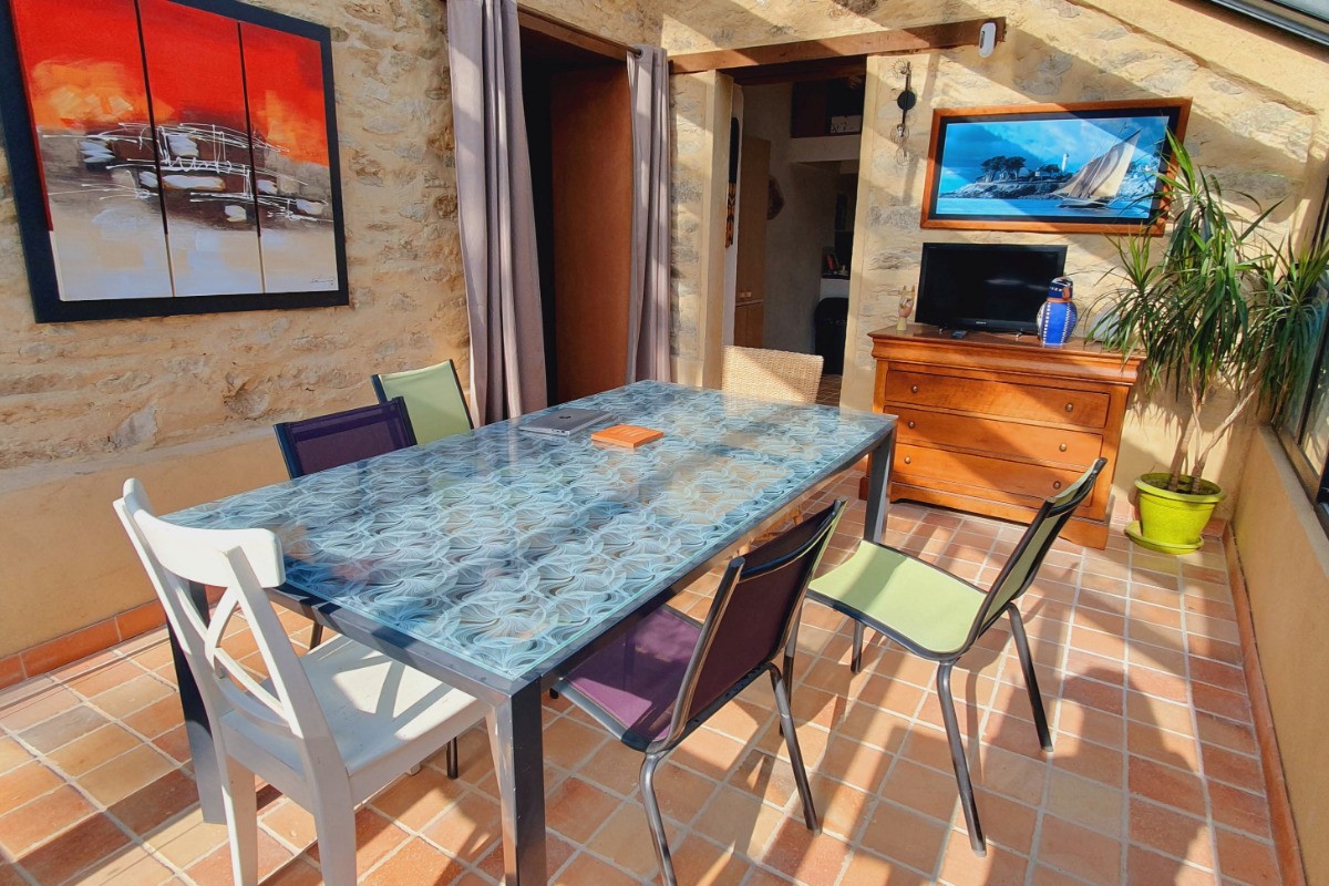 Salle à manger dans la verrière