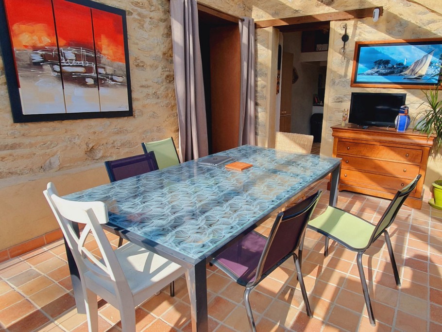 Salle à manger dans la verrière