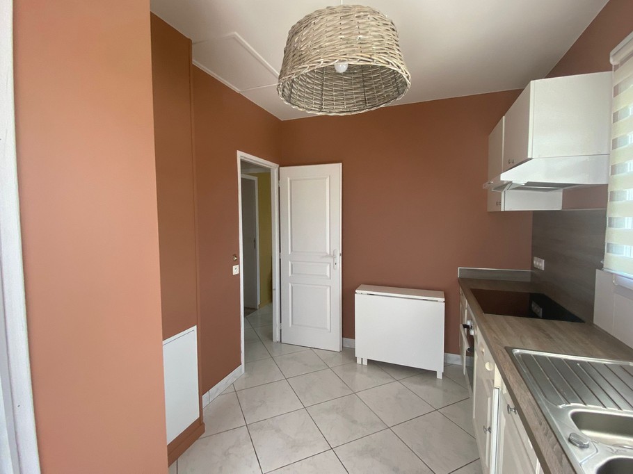 Cuisine équipée avec coin repas (table pliante). Porte communicante avec salon et couloir d'accès à la salle d'eau et la chambre