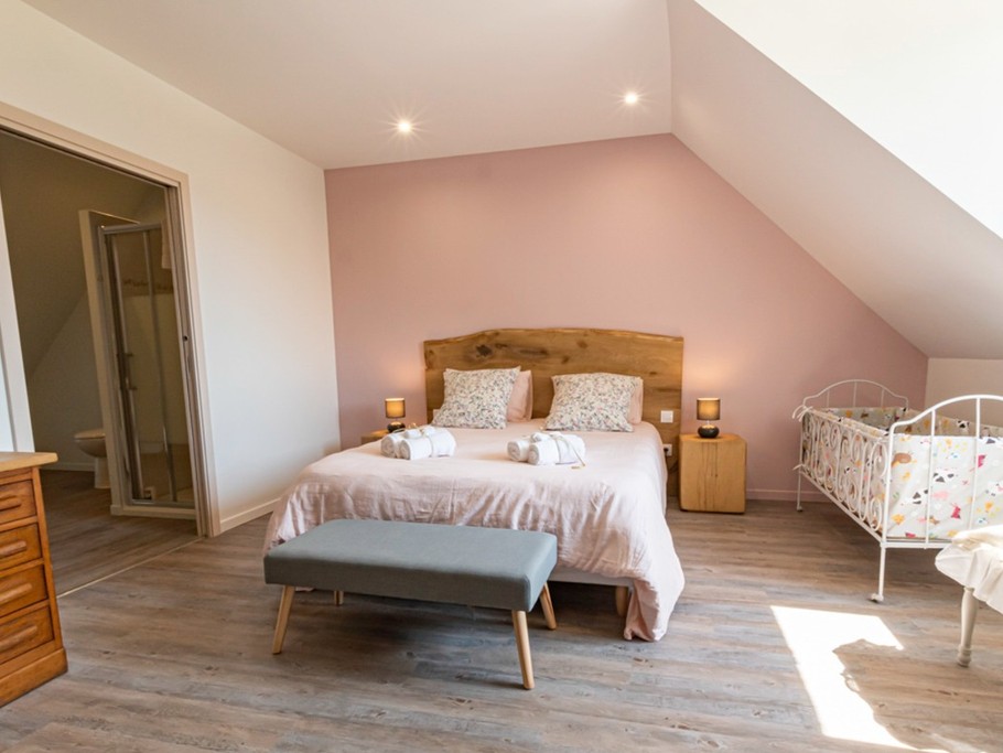 Suite parentale Constance Chambre familiale avec lit bébé de moins de six mois et table à langer et baignoire avec option lit pliant bébé zn supplément à la réservation au gite entre terres et vignes à Châtillon sur Morin