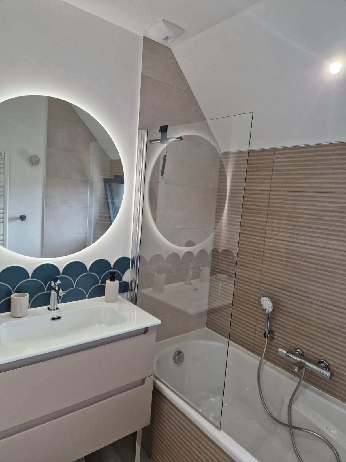 Salle de bain à l'étage avec douche et baignoire