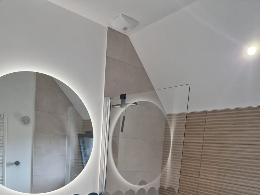 Salle de bain à l'étage avec douche et baignoire