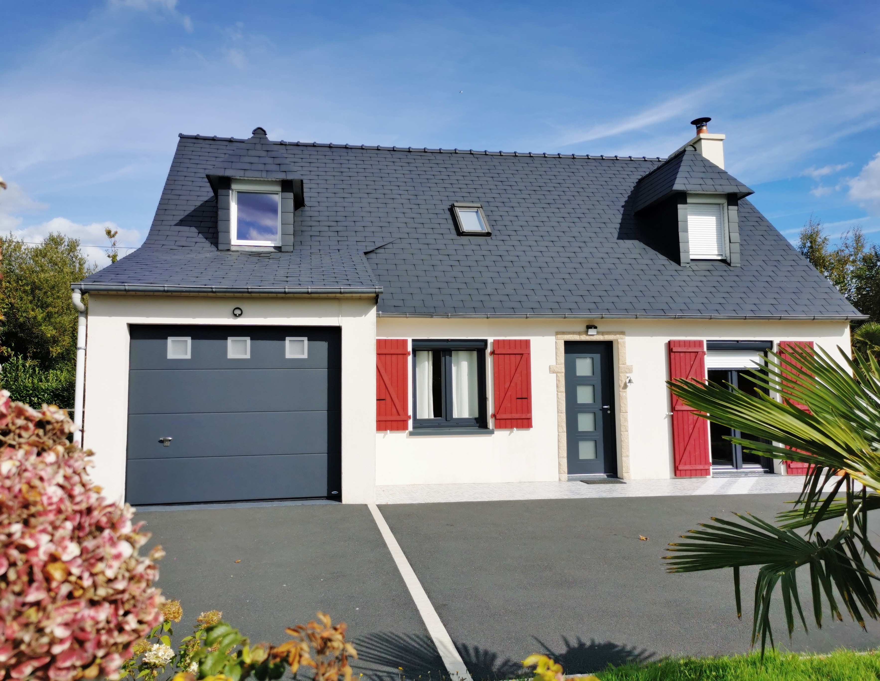 Façade avant de la maison avec jardin