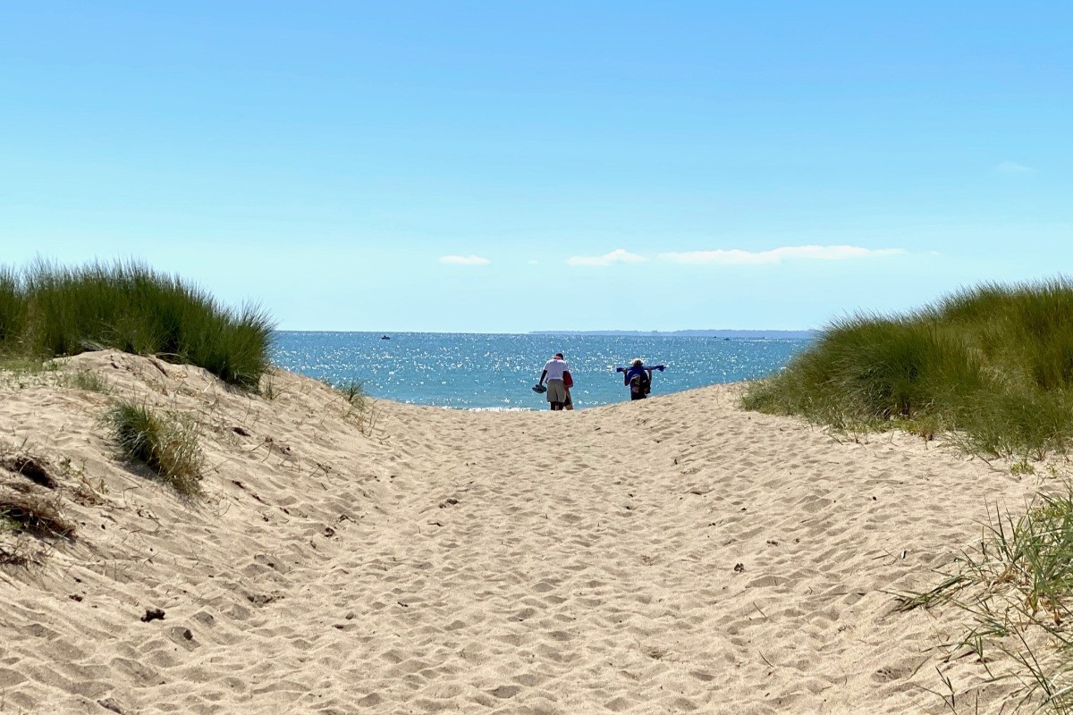 plage de sable fin , vue sur JERSEY, pêche