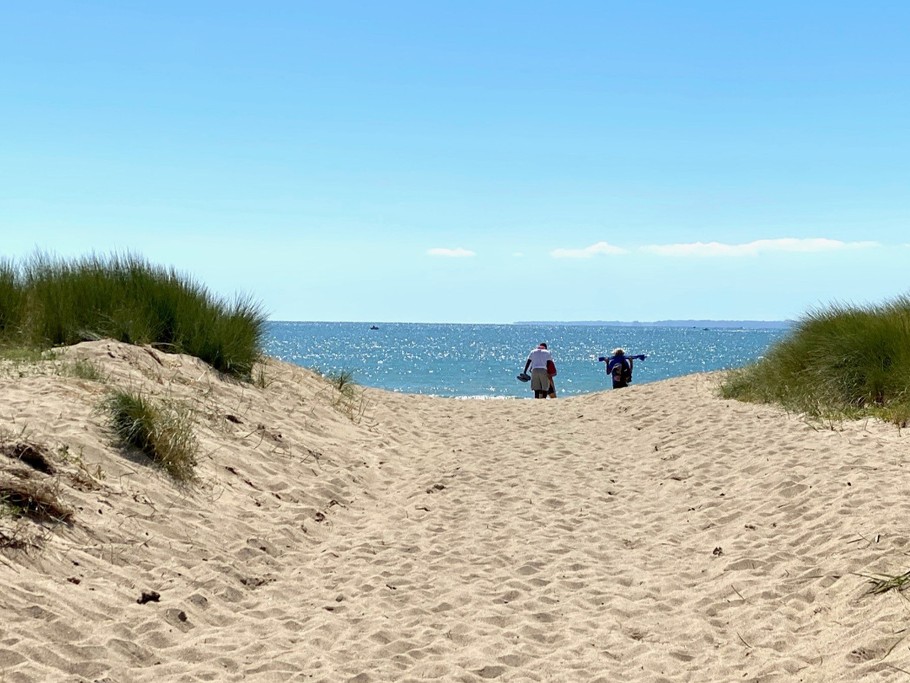 plage de sable fin , vue sur JERSEY, pêche