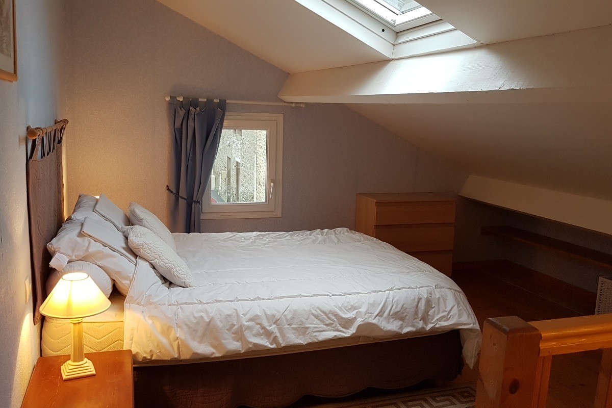 La chambre double en mezzanine sous les toits (moins d'1.80m au bout du lit)