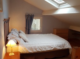 La chambre double en mezzanine sous les toits (moins d'1.80m au bout du lit)