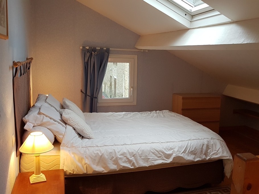 La chambre double en mezzanine sous les toits (moins d'1.80m au bout du lit)