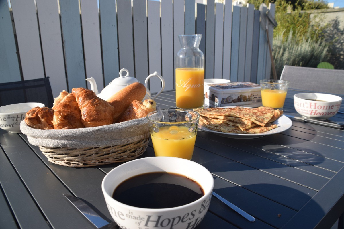 petit déjeuner sur la terrasse