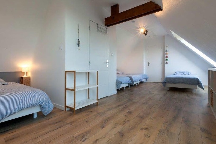 chambre dortoit à l'étage avec 4 lits 90 et 1 lit 160