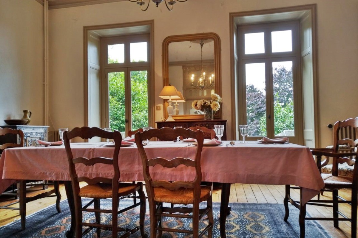 salle à manger donnant sur une grande terrasse avec vue sur le parc