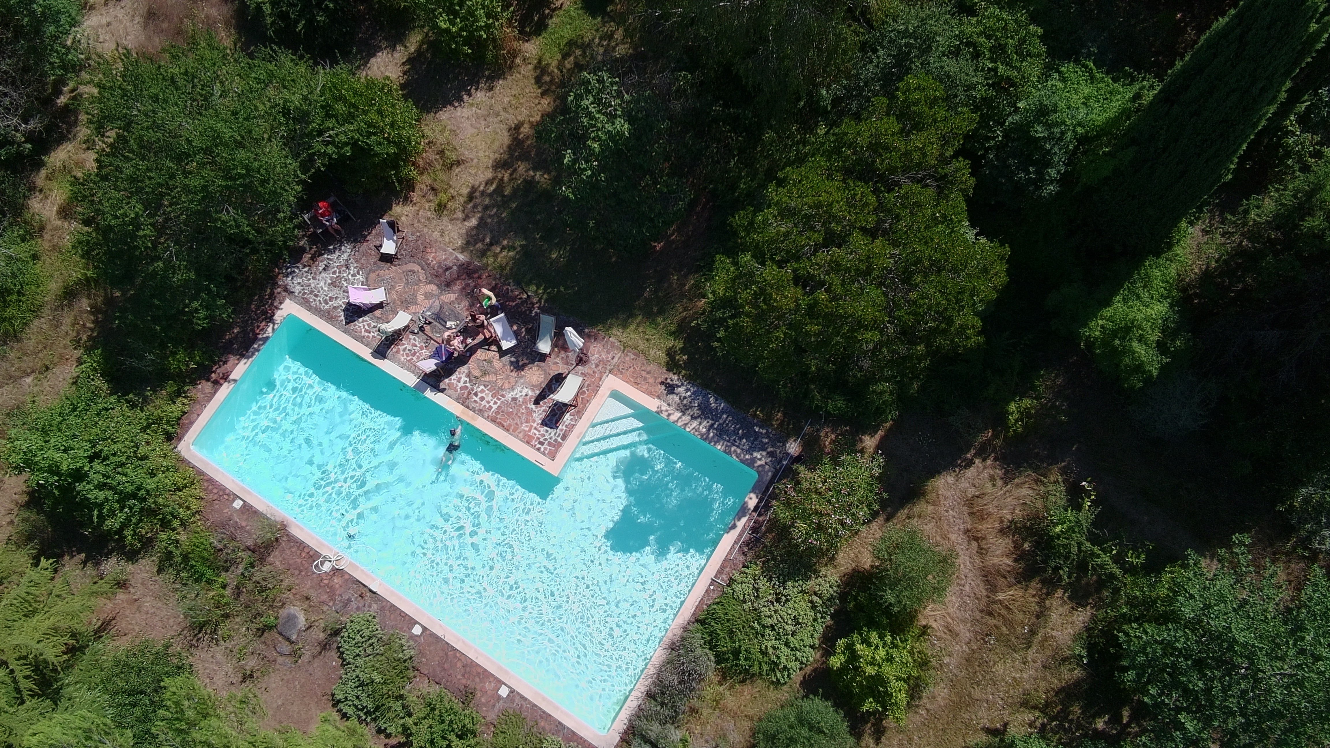 Piscine au sel partagée de 90 m², 15 m de long
