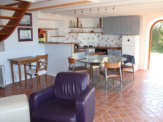 Entrée dans un séjour-salon baigné de lumière