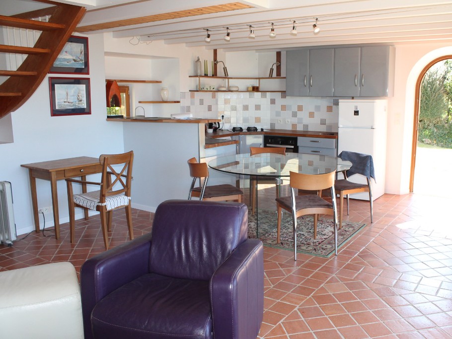 Entrée dans un séjour-salon baigné de lumière