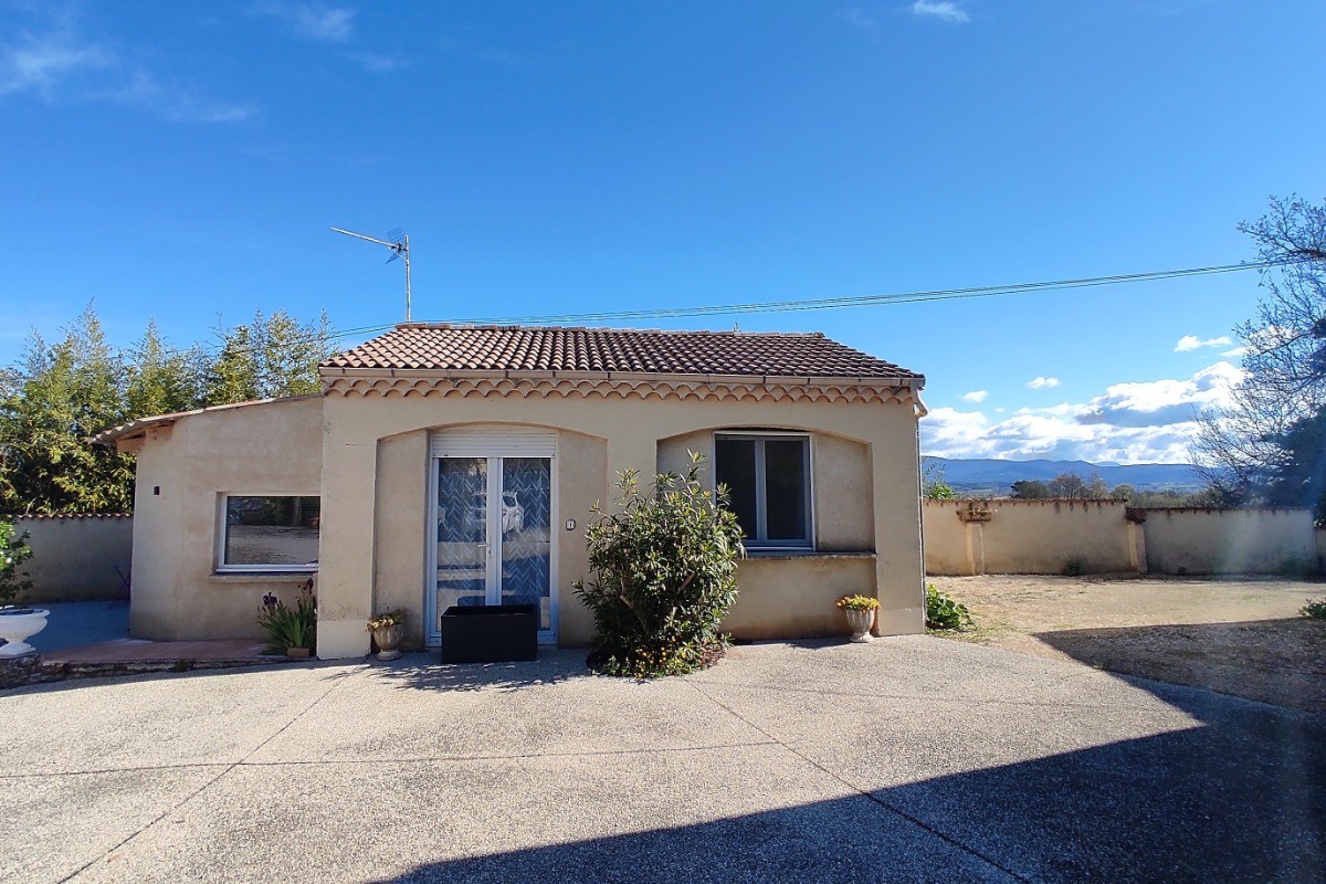 Gîte Saint Roch - Extérieur avec terrain de pétanque à droite