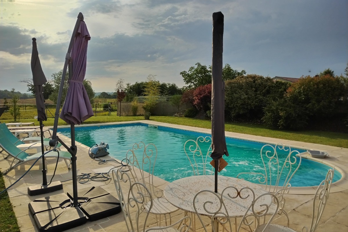 Detente autour de la piscine, transats, parasols, douche solaire.
