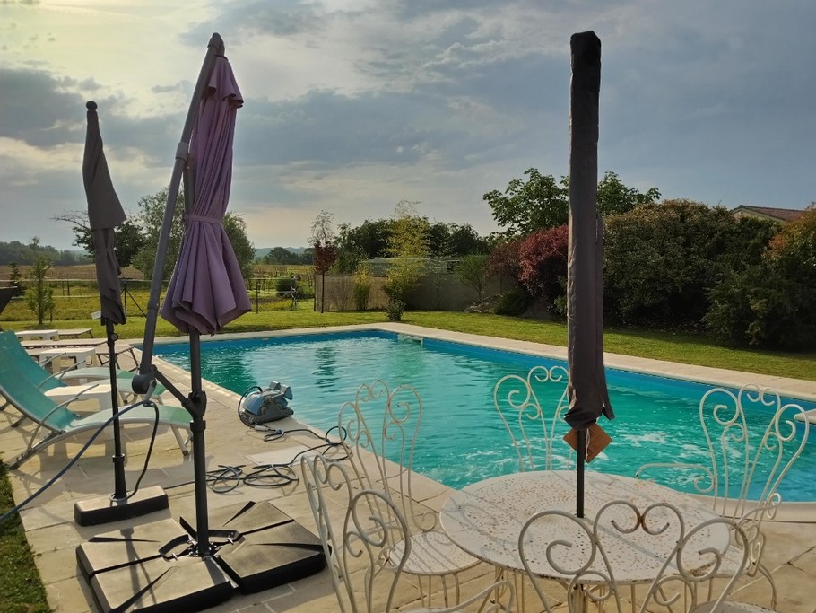 Detente autour de la piscine, transats, parasols, douche solaire.