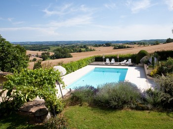 piscine vue sur la vallée