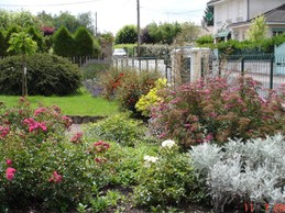 Vue extérieur jardin fleuri Gîte LES THUYAS HAUTE-VIENNE