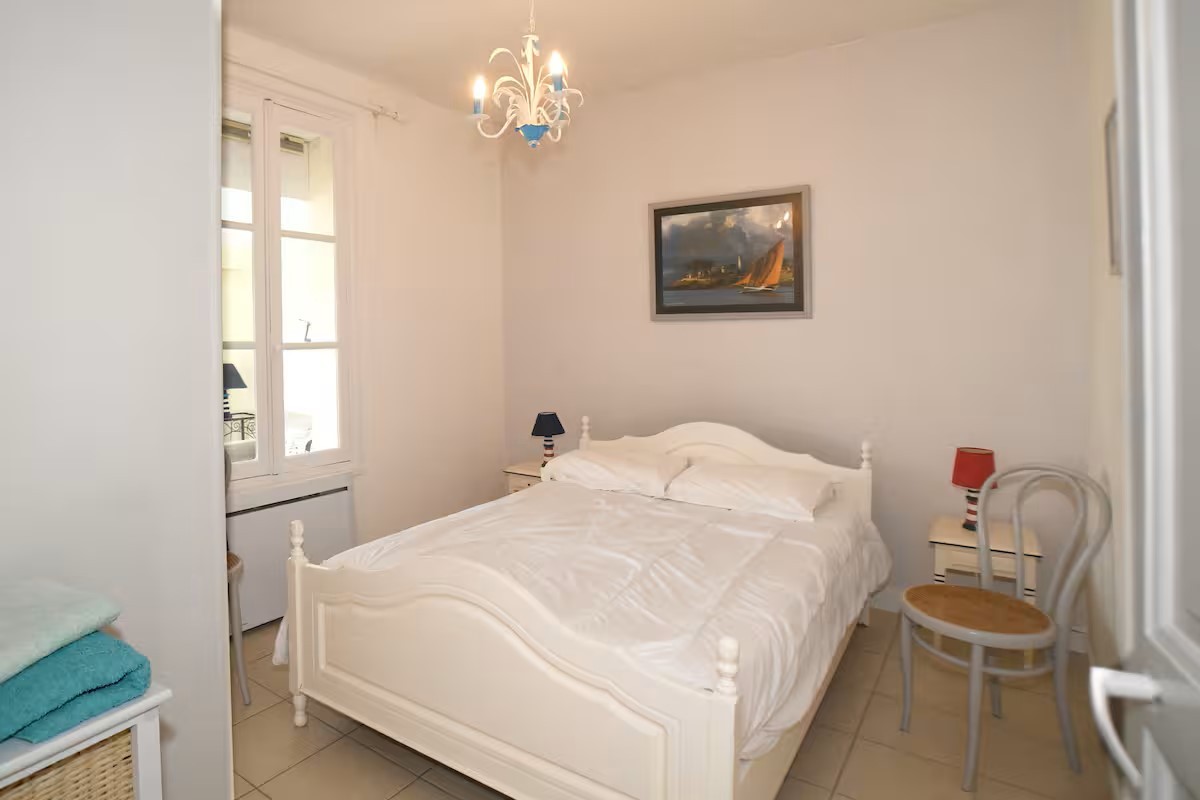 Bedroom with double bed