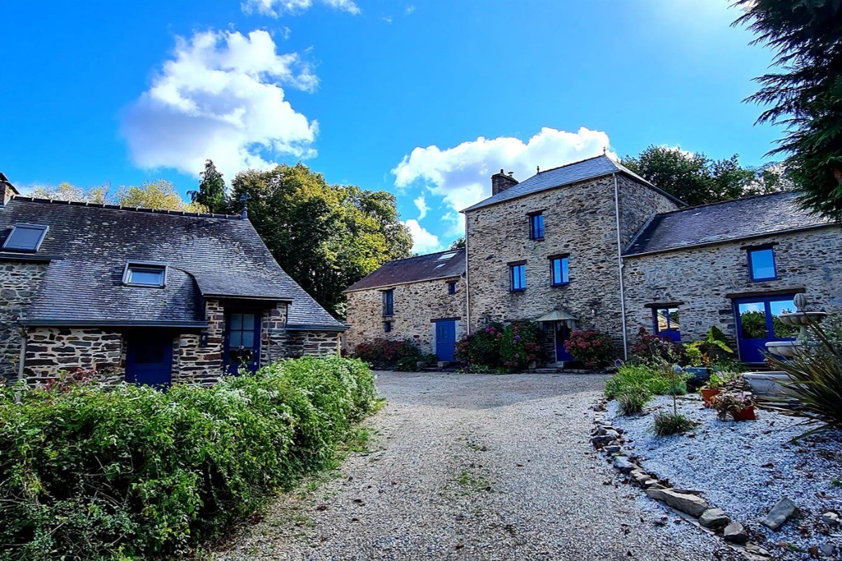Domaine de la Riaudaie, avec 1 gîte, un appartement et 2 chambres d'hôtes. Votre chambre se situe en haut de la tour carré dans la bâtisse principale. Vous avez le plein accès à la toute la propriété, son jardin et ses équipements de loisirs.