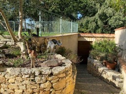 Entrée de la maison, accès rue avec les garages privés