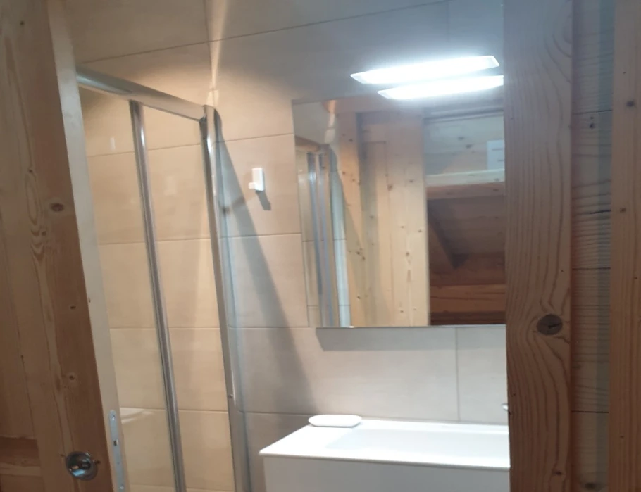 Salle d'eau chambre du bas