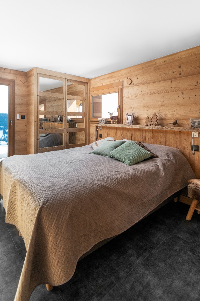 Basement bedroom with 160x200 double bed and shower room with walk-in shower, wc and vanity unit with washbasin - Chalet du Paradis Blanc, in La Bresse with private sauna & spa sleeps up to 10