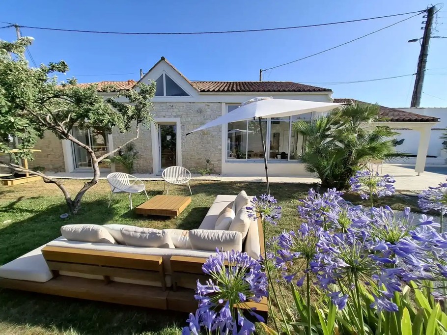 Gîte de l'Aigrette with a private, secure swimming pool in Nieul-sur-Mer, near La Rochelle and the coast in Charente-Maritime, sleeping 12 people