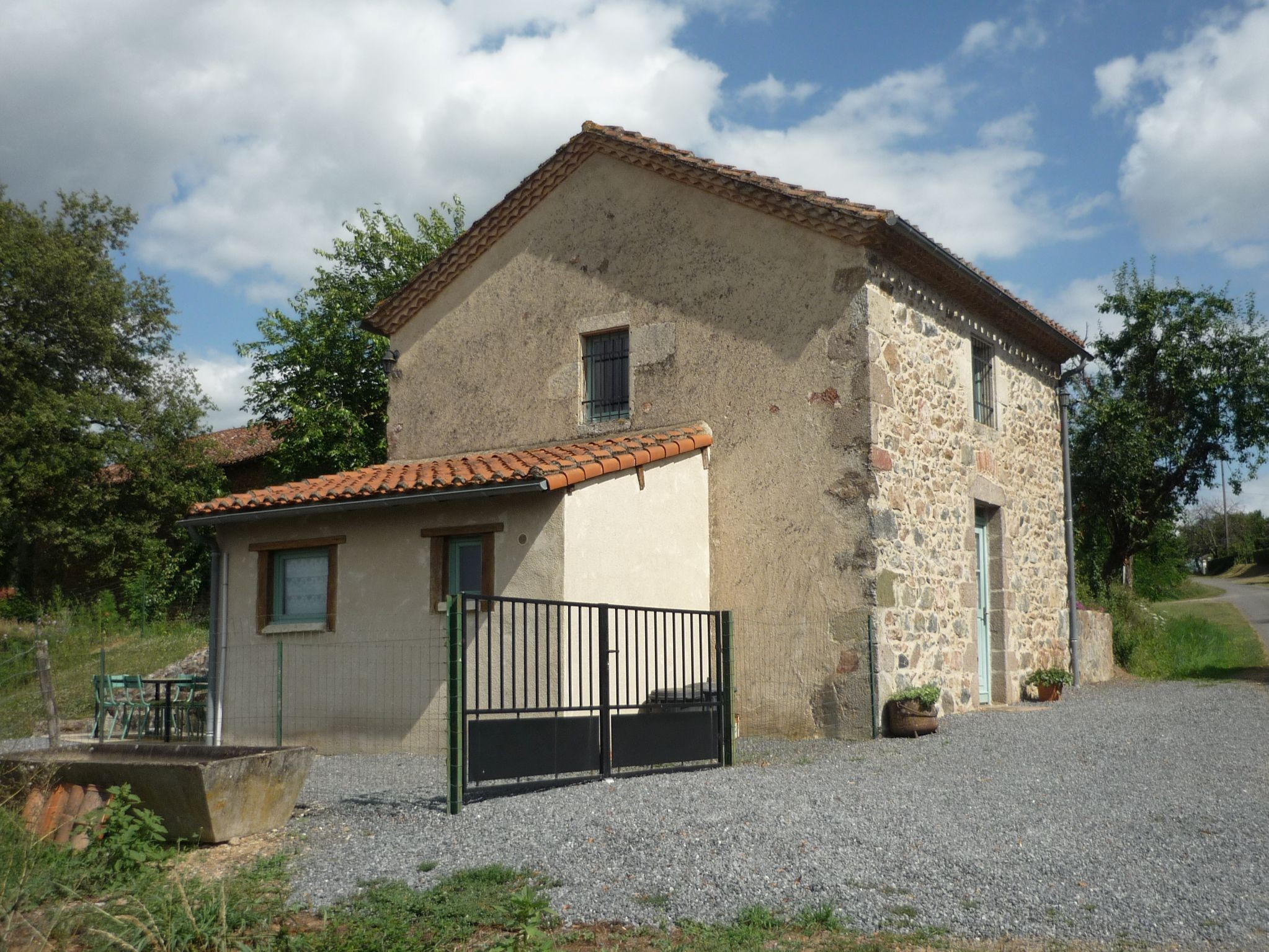 Gîte de l'Age pour 4 personnes près de 3 étangs de pêche et des chemins de randonnées, près de La Vienne à MILLAC