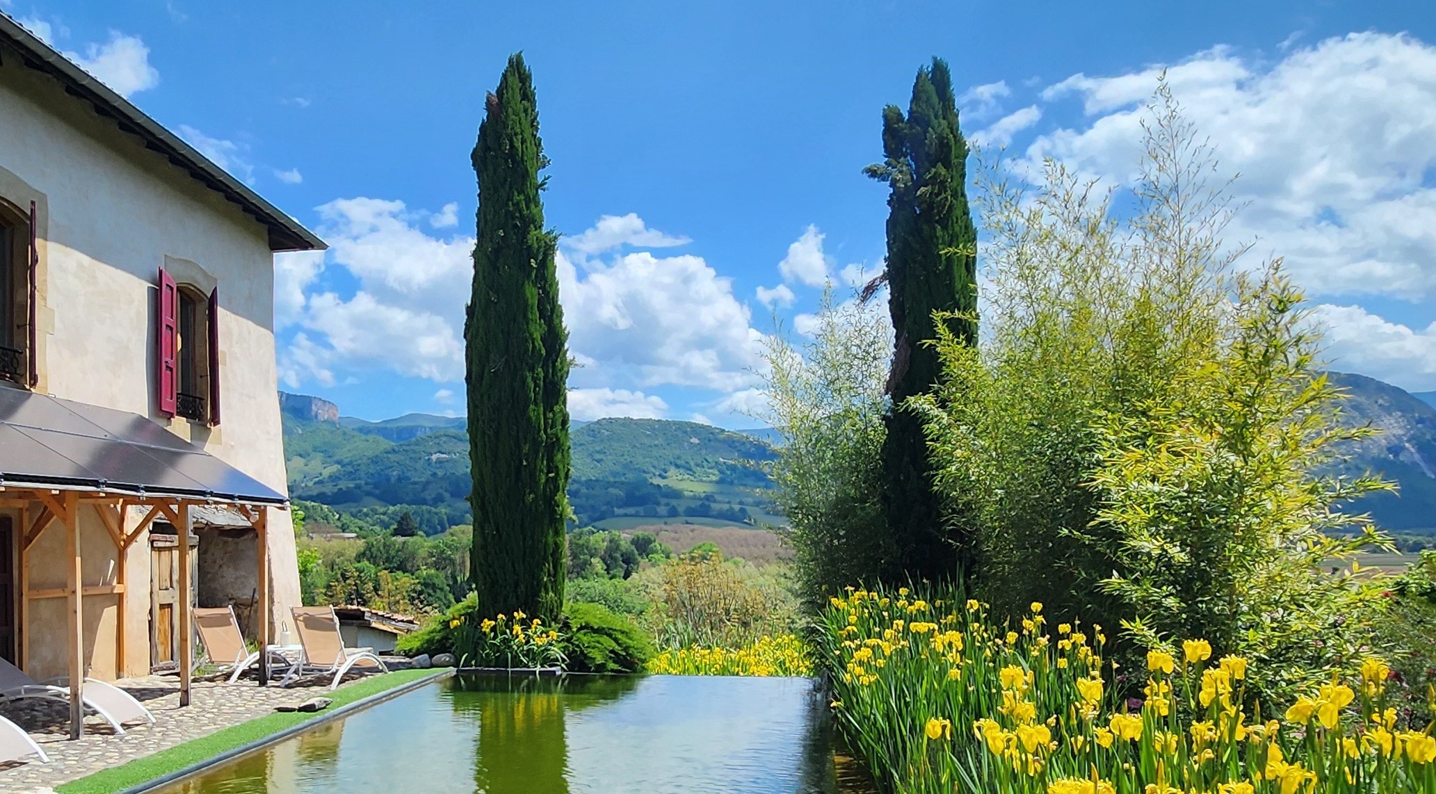 Vue imprenable de la piscine naturelle à débordement sur le Vercors