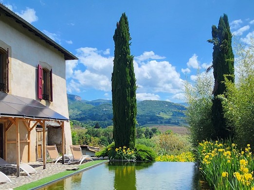Vue imprenable de la piscine naturelle à débordement sur le Vercors