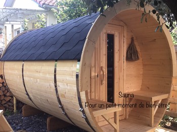 Sauna, à réserver pour un moment de détente privatif, avec un supplément ( 15€ l’heure de 1 à 4 pers.)Peignoirs et serviettes à votre disposition