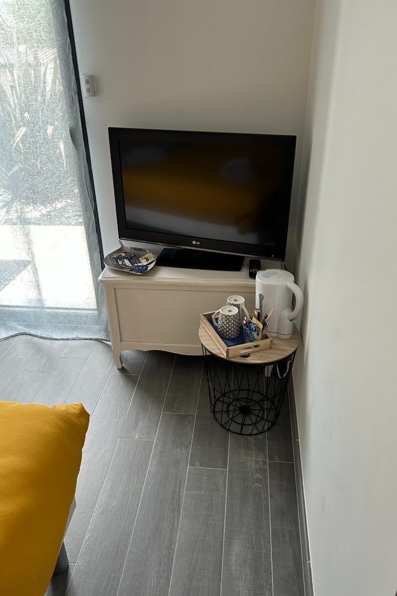 Chambre lumineuse pour 2 personnes (lit 160x200 cm) avec terrasse attenante.
Dressing, TV, bouilloire, douche à l'italienne, WC séparé.