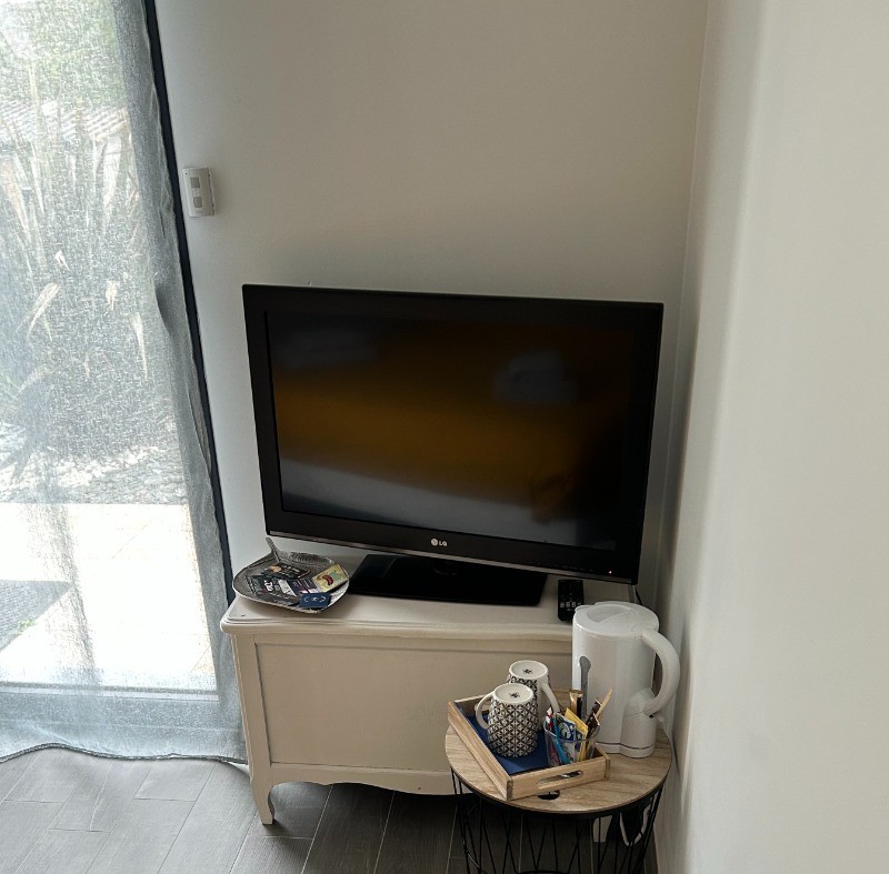 Chambre lumineuse pour 2 personnes (lit 160x200 cm) avec terrasse attenante.
Dressing, TV, bouilloire, douche à l'italienne, WC séparé.