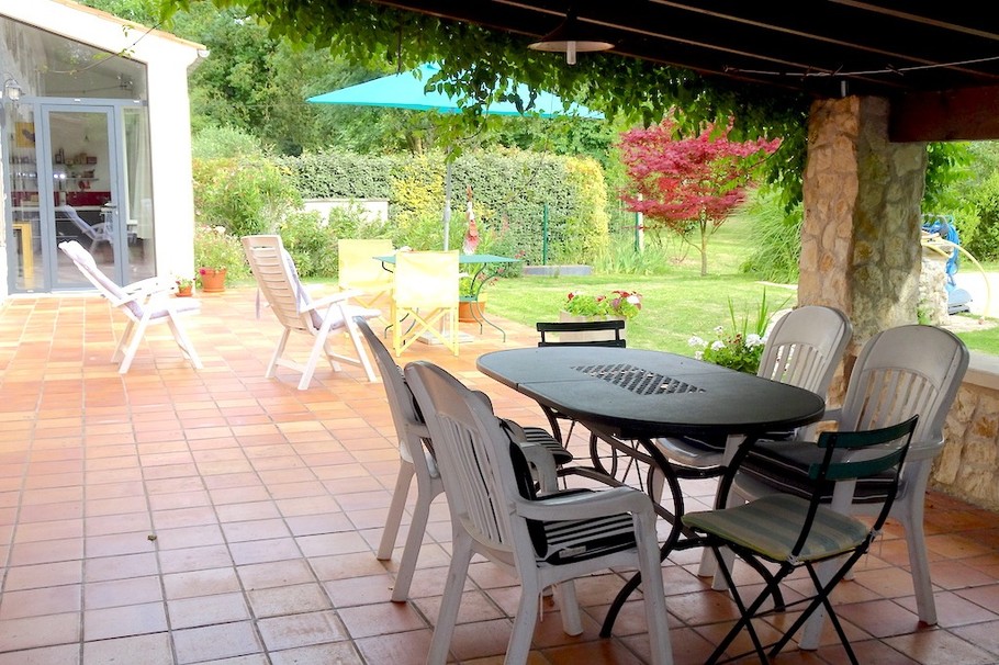 La salle à manger d'été avec barbecue et la terrasse