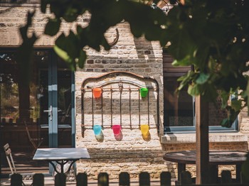Terrasse et pergola en bois de réemploi