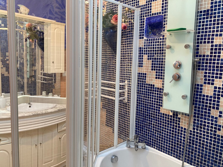 Salle de bains avec baignoire et doucher hydromassante ( WC séparé)