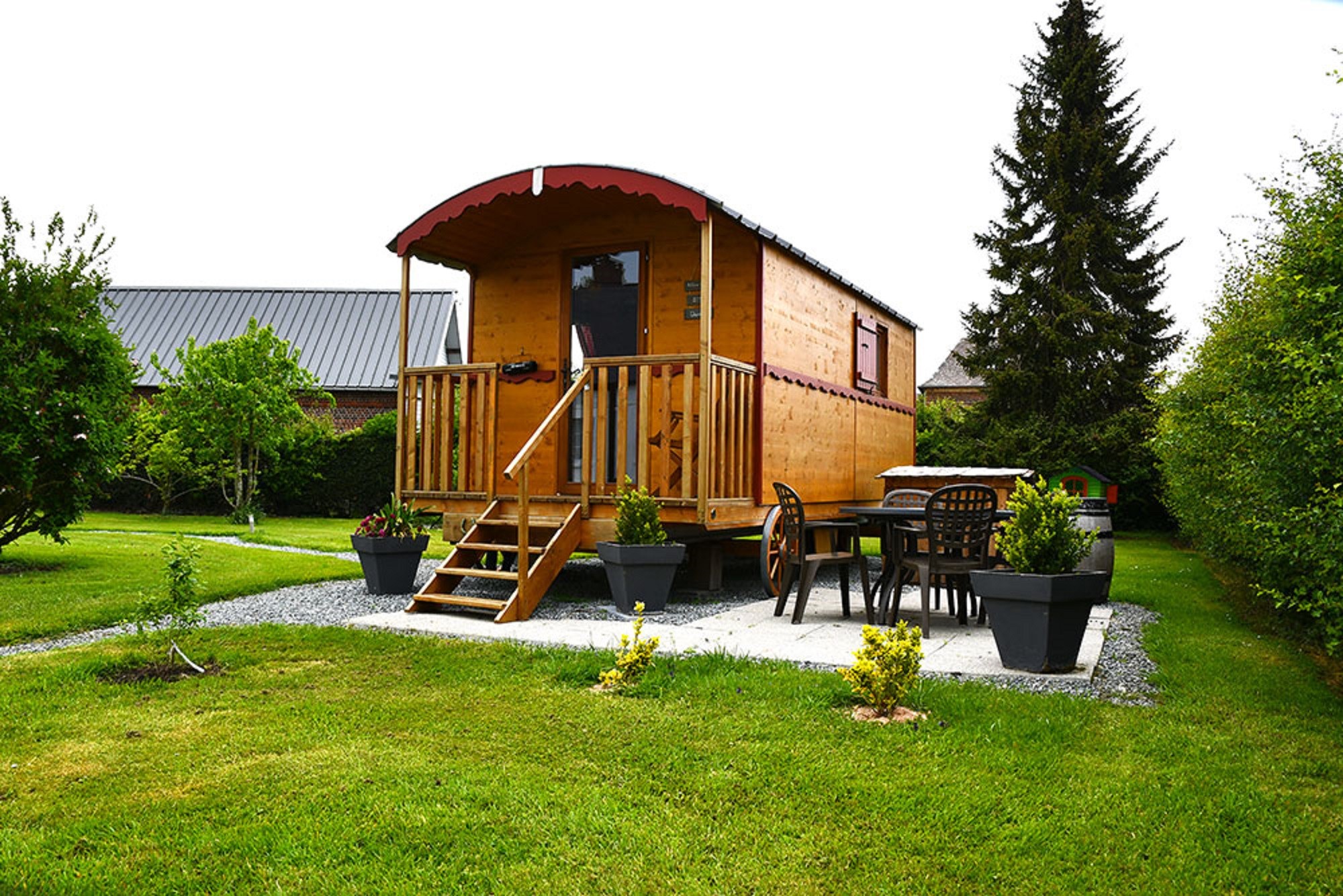 roulotte tout confort " route 76", avec son espace salon de jardin