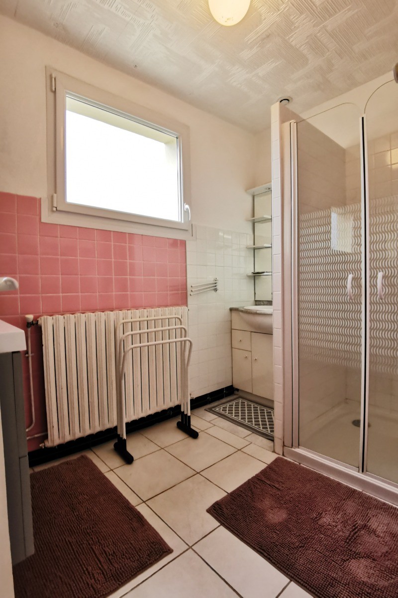 salle d'eau au RDC avec double vasque separée