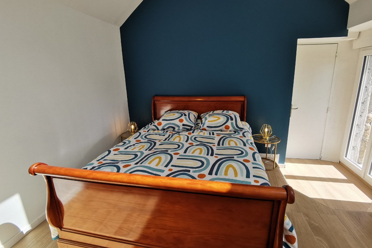 Chambre avec un lit 140, dressing et salle d'eau privative