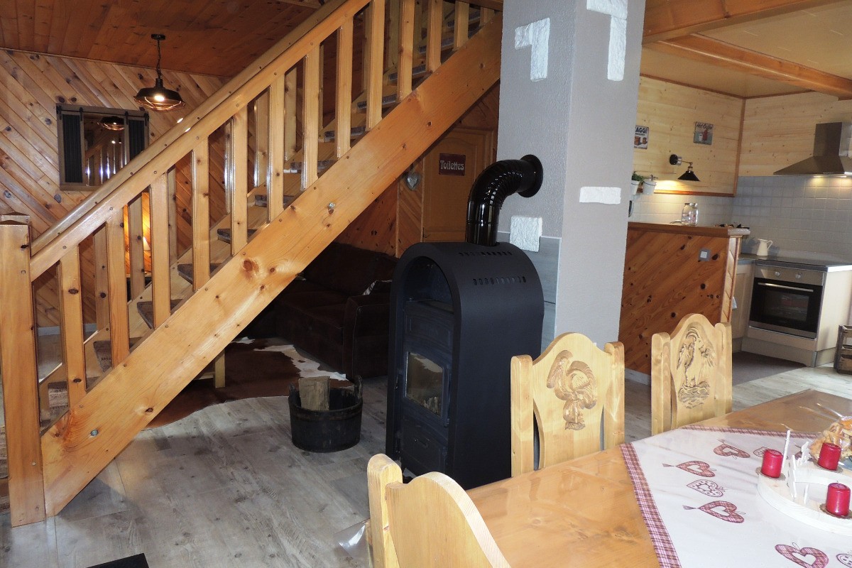 mobilier sculpté en pin massif
